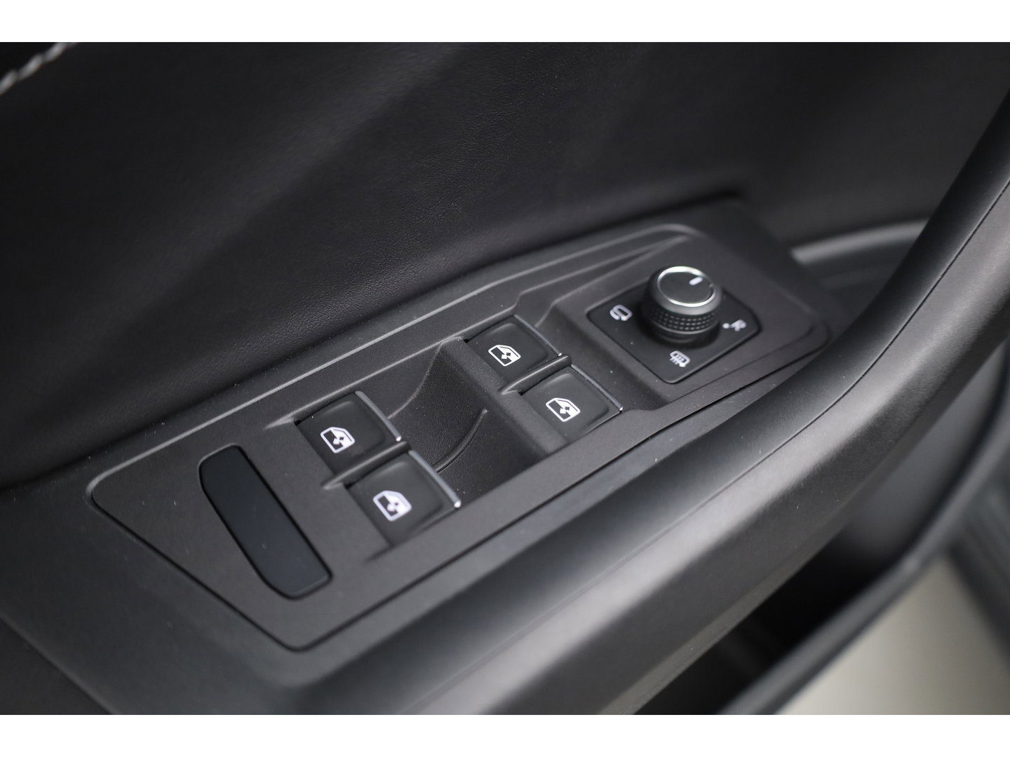 Volkswagen T-Roc Cabrio 1.5 TSI R-Line Edition Grey | Nmr. 219/999 | MAT Grijs | Leder | Stoel- Stuurverw. | Beats | Adapt. Cruise | Camera | Keyless | 19'' x