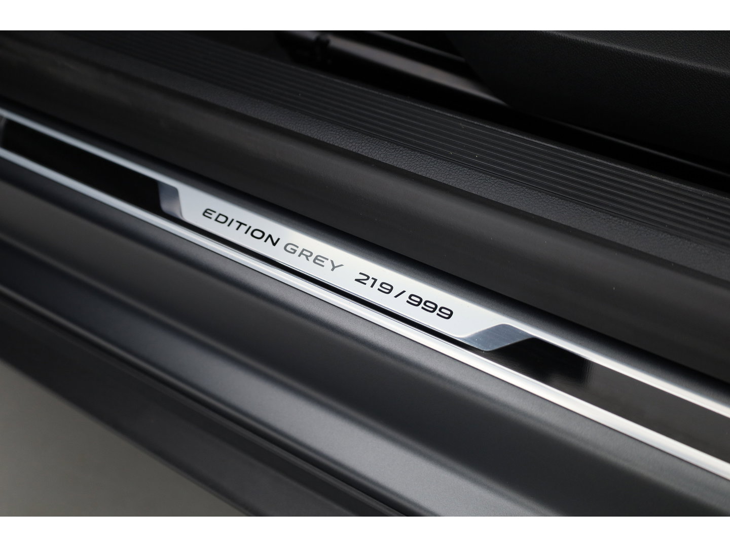Volkswagen T-Roc Cabrio 1.5 TSI R-Line Edition Grey | Nmr. 219/999 | MAT Grijs | Leder | Stoel- Stuurverw. | Beats | Adapt. Cruise | Camera | Keyless | 19'' x