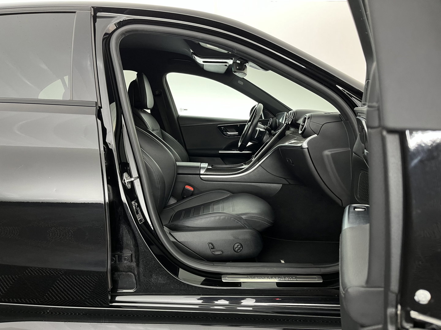 Mercedes-Benz C-Klasse 180 AMG Line (INCL.BTW) *LEATHER | FULL-LED | HEATED-SPORTSEATS | DIGI-COCKPIT | BLINDSPOT | CAMERA | DAB | AMBIENT-LIGHT | SHIFT-PADDLES | PRIVACY-GLASS | ECC | PDC | CRUISE | 19''ALU*
