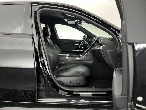Mercedes-Benz C-Klasse 180 AMG Line (INCL.BTW) *LEATHER | FULL-LED | HEATED-SPORTSEATS | DIGI-COCKPIT | BLINDSPOT | CAMERA | DAB | AMBIENT-LIGHT | SHIFT-PADDLES | PRIVACY-GLASS | ECC | PDC | CRUISE | 19''ALU*