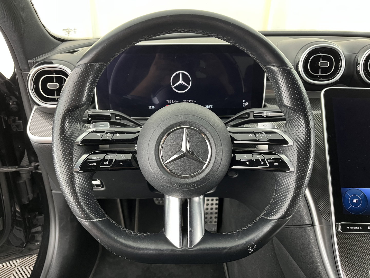 Mercedes-Benz C-Klasse 180 AMG Line (INCL.BTW) *LEATHER | FULL-LED | HEATED-SPORTSEATS | DIGI-COCKPIT | BLINDSPOT | CAMERA | DAB | AMBIENT-LIGHT | SHIFT-PADDLES | PRIVACY-GLASS | ECC | PDC | CRUISE | 19''ALU*
