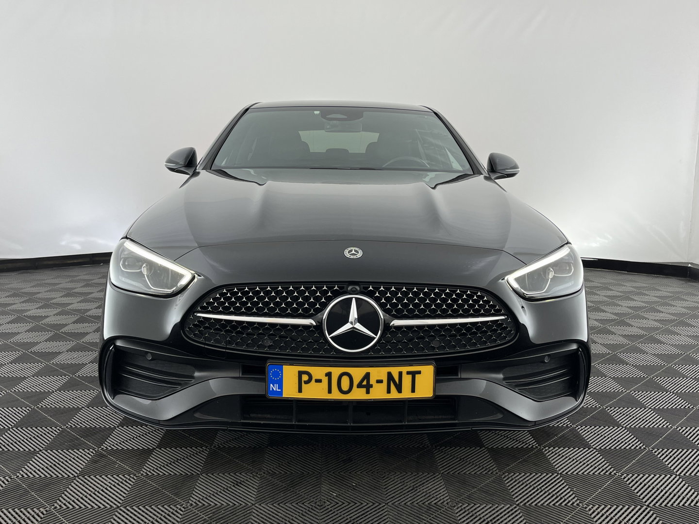 Mercedes-Benz C-Klasse 180 AMG Line (INCL.BTW) *LEATHER | FULL-LED | HEATED-SPORTSEATS | DIGI-COCKPIT | BLINDSPOT | CAMERA | DAB | AMBIENT-LIGHT | SHIFT-PADDLES | PRIVACY-GLASS | ECC | PDC | CRUISE | 19''ALU*
