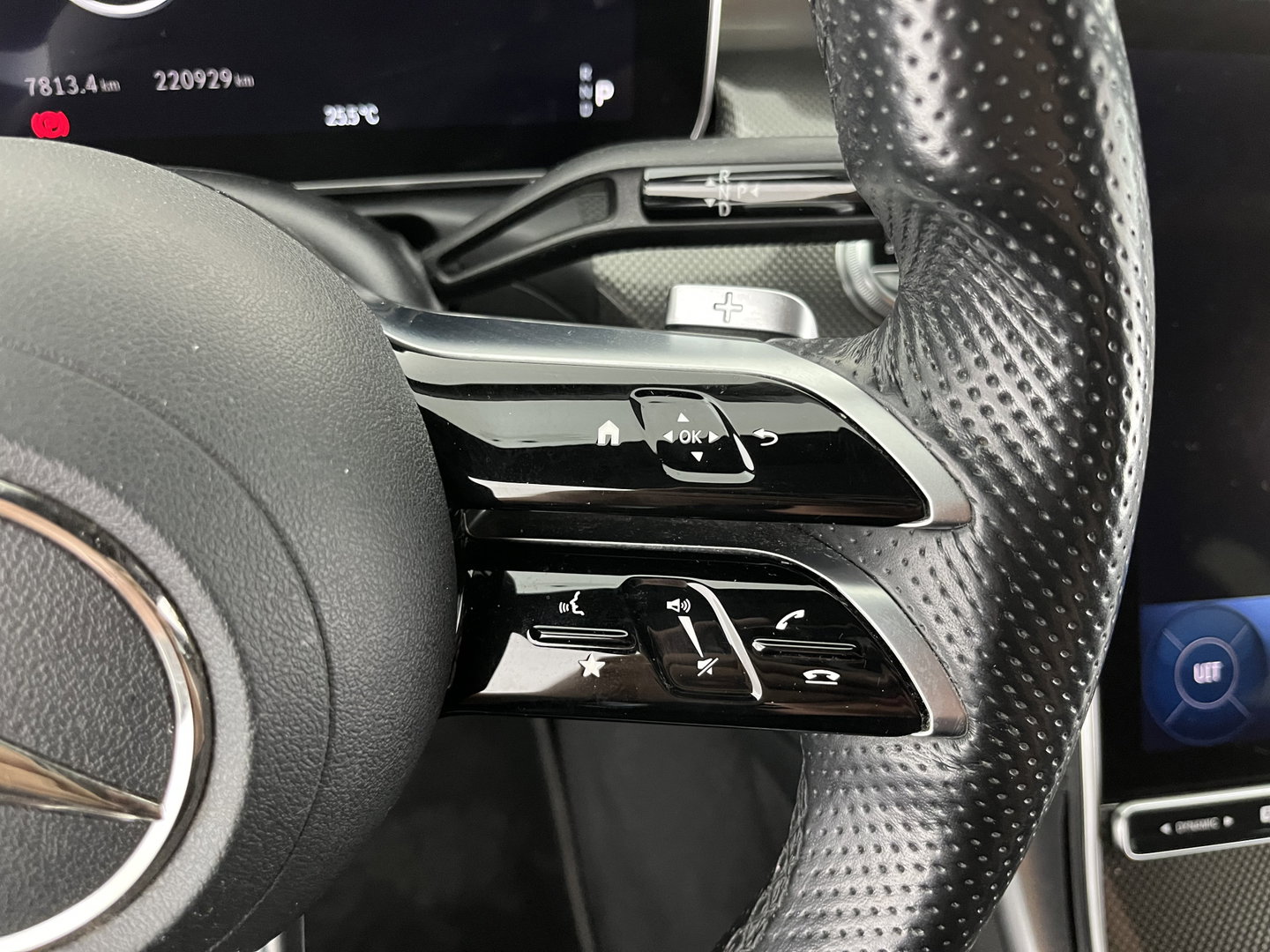 Mercedes-Benz C-Klasse 180 AMG Line (INCL.BTW) *LEATHER | FULL-LED | HEATED-SPORTSEATS | DIGI-COCKPIT | BLINDSPOT | CAMERA | DAB | AMBIENT-LIGHT | SHIFT-PADDLES | PRIVACY-GLASS | ECC | PDC | CRUISE | 19''ALU*