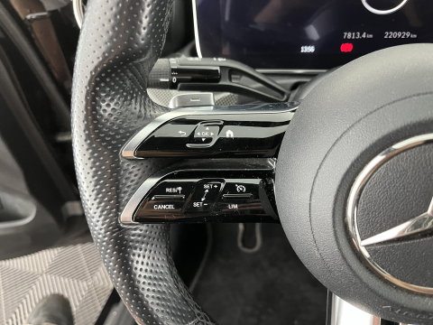 Mercedes-Benz C-Klasse 180 AMG Line (INCL.BTW) *LEATHER | FULL-LED | HEATED-SPORTSEATS | DIGI-COCKPIT | BLINDSPOT | CAMERA | DAB | AMBIENT-LIGHT | SHIFT-PADDLES | PRIVACY-GLASS | ECC | PDC | CRUISE | 19''ALU*