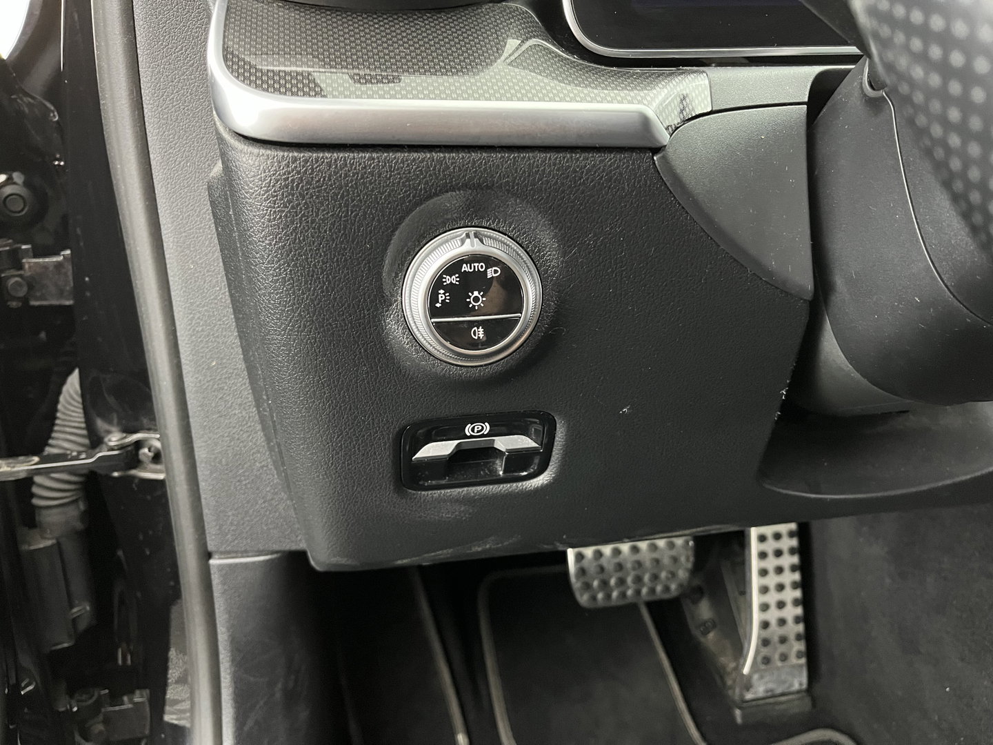 Mercedes-Benz C-Klasse 180 AMG Line (INCL.BTW) *LEATHER | FULL-LED | HEATED-SPORTSEATS | DIGI-COCKPIT | BLINDSPOT | CAMERA | DAB | AMBIENT-LIGHT | SHIFT-PADDLES | PRIVACY-GLASS | ECC | PDC | CRUISE | 19''ALU*