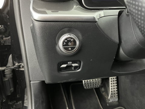 Mercedes-Benz C-Klasse 180 AMG Line (INCL.BTW) *LEATHER | FULL-LED | HEATED-SPORTSEATS | DIGI-COCKPIT | BLINDSPOT | CAMERA | DAB | AMBIENT-LIGHT | SHIFT-PADDLES | PRIVACY-GLASS | ECC | PDC | CRUISE | 19''ALU*