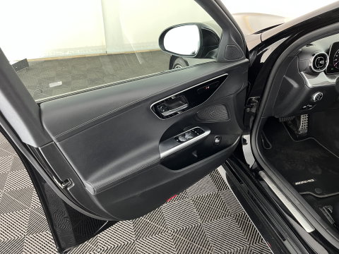 Mercedes-Benz C-Klasse 180 AMG Line (INCL.BTW) *LEATHER | FULL-LED | HEATED-SPORTSEATS | DIGI-COCKPIT | BLINDSPOT | CAMERA | DAB | AMBIENT-LIGHT | SHIFT-PADDLES | PRIVACY-GLASS | ECC | PDC | CRUISE | 19''ALU*