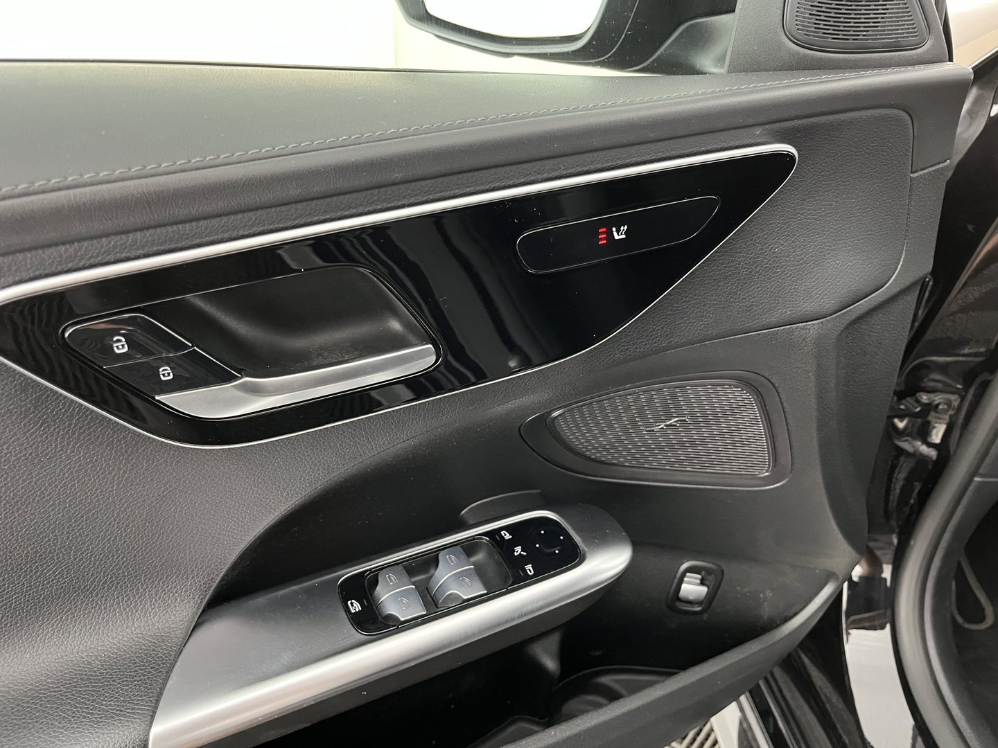 Mercedes-Benz C-Klasse 180 AMG Line (INCL.BTW) *LEATHER | FULL-LED | HEATED-SPORTSEATS | DIGI-COCKPIT | BLINDSPOT | CAMERA | DAB | AMBIENT-LIGHT | SHIFT-PADDLES | PRIVACY-GLASS | ECC | PDC | CRUISE | 19''ALU*