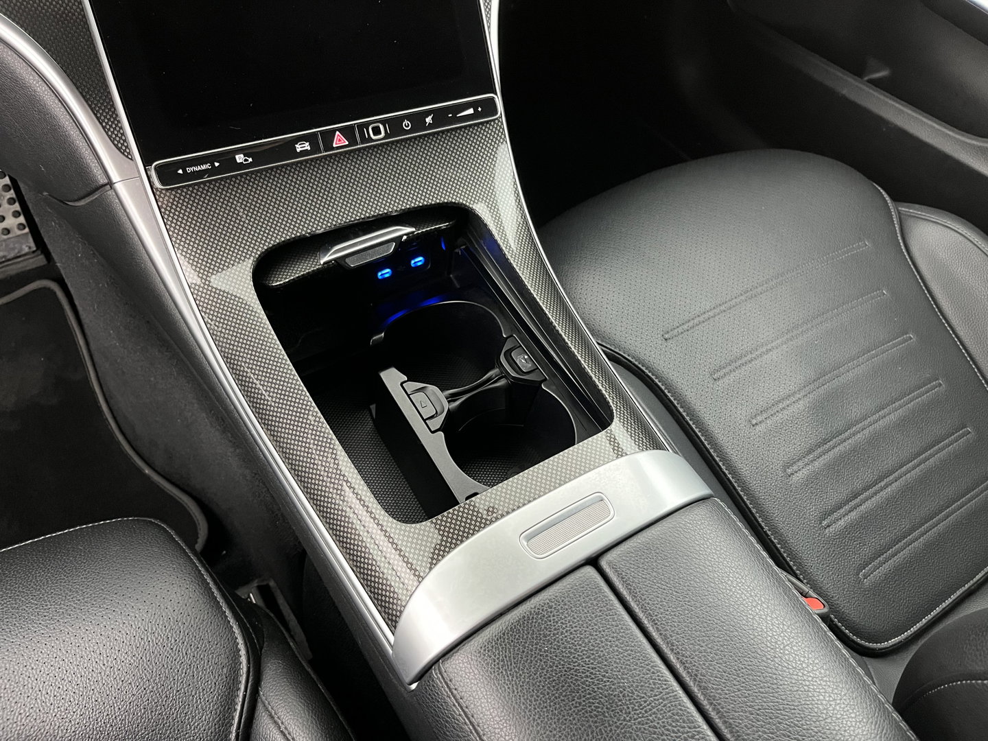 Mercedes-Benz C-Klasse 180 AMG Line (INCL.BTW) *LEATHER | FULL-LED | HEATED-SPORTSEATS | DIGI-COCKPIT | BLINDSPOT | CAMERA | DAB | AMBIENT-LIGHT | SHIFT-PADDLES | PRIVACY-GLASS | ECC | PDC | CRUISE | 19''ALU*