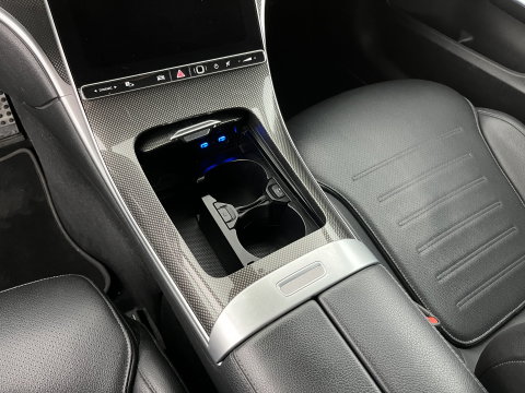 Mercedes-Benz C-Klasse 180 AMG Line (INCL.BTW) *LEATHER | FULL-LED | HEATED-SPORTSEATS | DIGI-COCKPIT | BLINDSPOT | CAMERA | DAB | AMBIENT-LIGHT | SHIFT-PADDLES | PRIVACY-GLASS | ECC | PDC | CRUISE | 19''ALU*