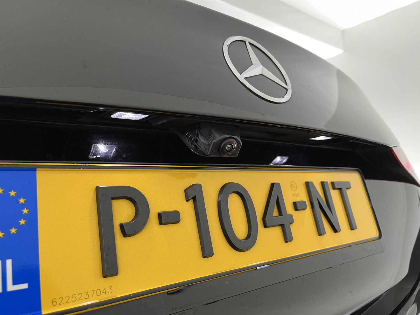 Mercedes-Benz C-Klasse 180 AMG Line (INCL.BTW) *LEATHER | FULL-LED | HEATED-SPORTSEATS | DIGI-COCKPIT | BLINDSPOT | CAMERA | DAB | AMBIENT-LIGHT | SHIFT-PADDLES | PRIVACY-GLASS | ECC | PDC | CRUISE | 19''ALU*