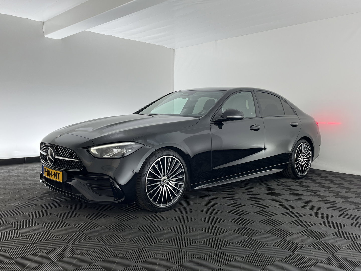 Mercedes-Benz C-Klasse 180 AMG Line (INCL.BTW) *LEATHER | FULL-LED | HEATED-SPORTSEATS | DIGI-COCKPIT | BLINDSPOT | CAMERA | DAB | AMBIENT-LIGHT | SHIFT-PADDLES | PRIVACY-GLASS | ECC | PDC | CRUISE | 19''ALU*