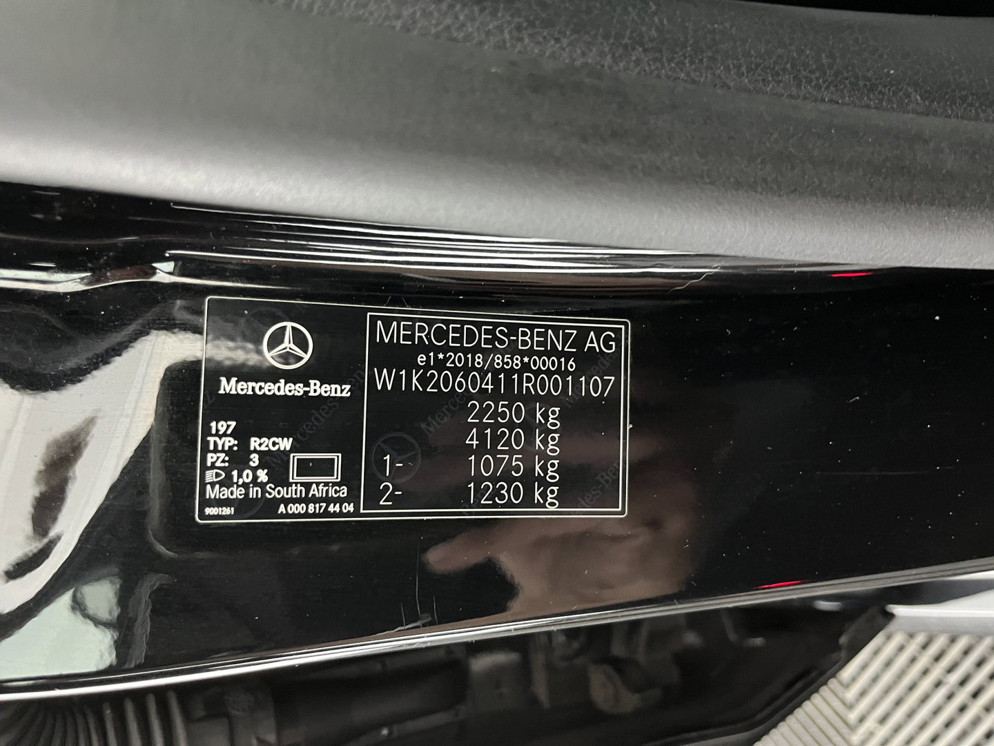 Mercedes-Benz C-Klasse 180 AMG Line (INCL.BTW) *LEATHER | FULL-LED | HEATED-SPORTSEATS | DIGI-COCKPIT | BLINDSPOT | CAMERA | DAB | AMBIENT-LIGHT | SHIFT-PADDLES | PRIVACY-GLASS | ECC | PDC | CRUISE | 19''ALU*
