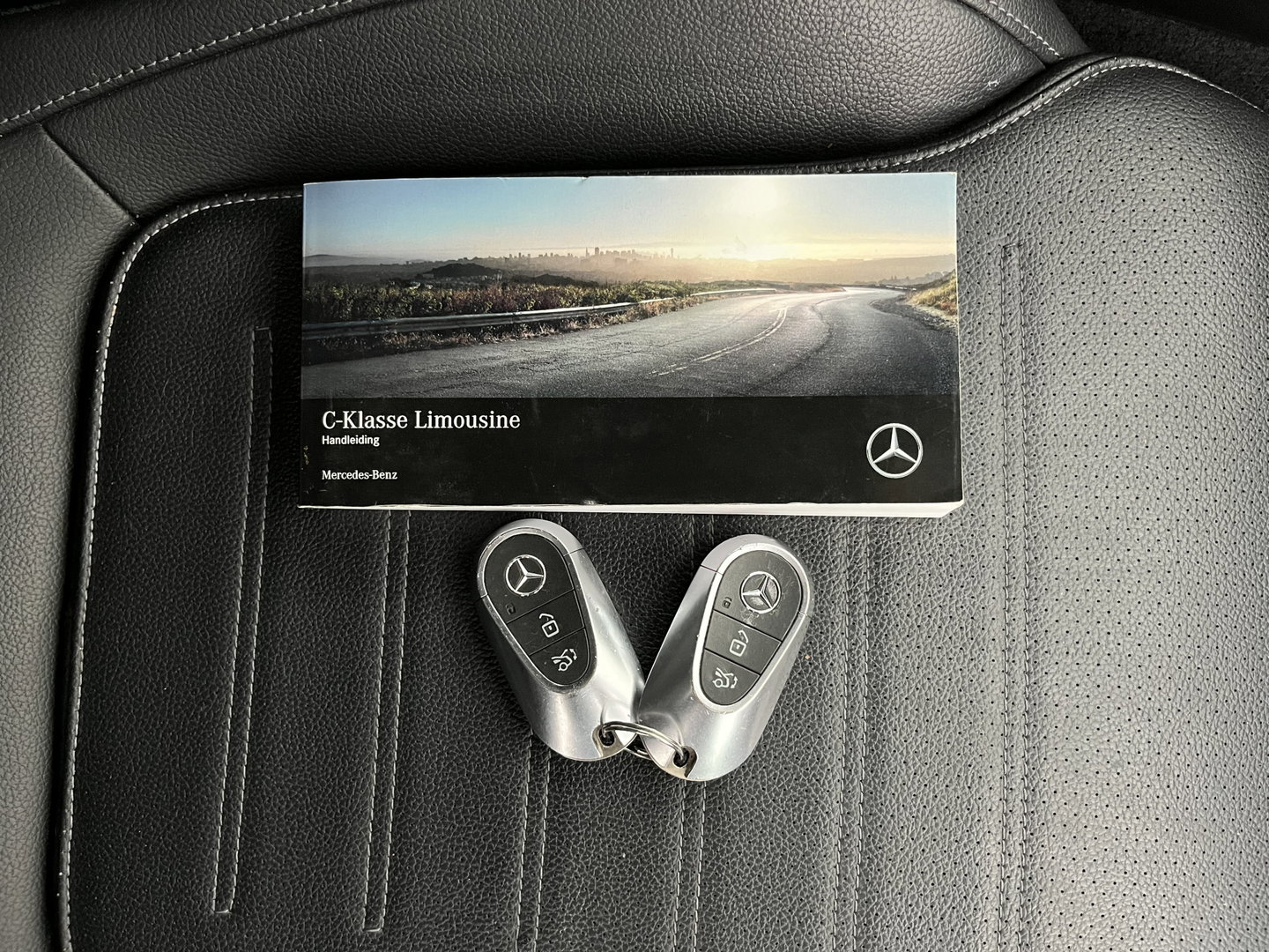 Mercedes-Benz C-Klasse 180 AMG Line (INCL.BTW) *LEATHER | FULL-LED | HEATED-SPORTSEATS | DIGI-COCKPIT | BLINDSPOT | CAMERA | DAB | AMBIENT-LIGHT | SHIFT-PADDLES | PRIVACY-GLASS | ECC | PDC | CRUISE | 19''ALU*