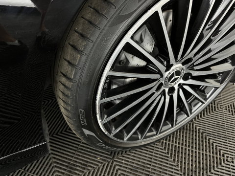 Mercedes-Benz C-Klasse 180 AMG Line (INCL.BTW) *LEATHER | FULL-LED | HEATED-SPORTSEATS | DIGI-COCKPIT | BLINDSPOT | CAMERA | DAB | AMBIENT-LIGHT | SHIFT-PADDLES | PRIVACY-GLASS | ECC | PDC | CRUISE | 19''ALU*