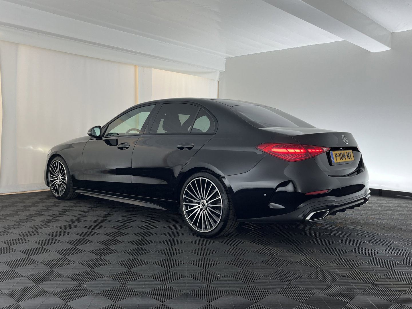 Mercedes-Benz C-Klasse 180 AMG Line (INCL.BTW) *LEATHER | FULL-LED | HEATED-SPORTSEATS | DIGI-COCKPIT | BLINDSPOT | CAMERA | DAB | AMBIENT-LIGHT | SHIFT-PADDLES | PRIVACY-GLASS | ECC | PDC | CRUISE | 19''ALU*