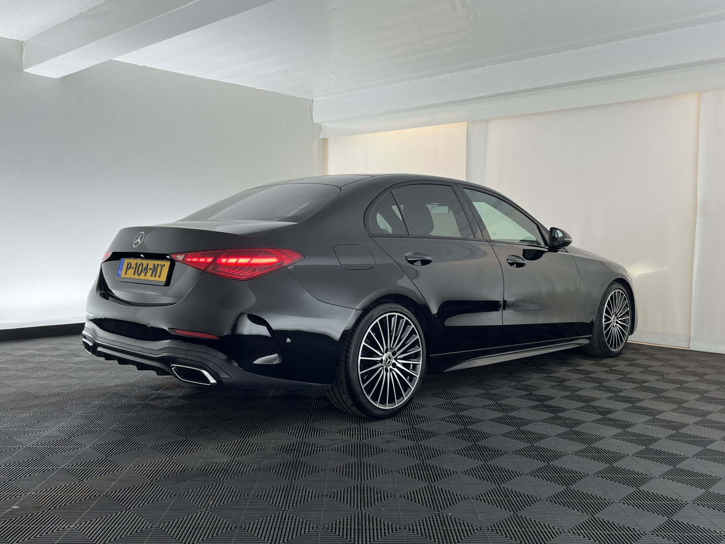Mercedes-Benz C-Klasse 180 AMG Line (INCL.BTW) *LEATHER | FULL-LED | HEATED-SPORTSEATS | DIGI-COCKPIT | BLINDSPOT | CAMERA | DAB | AMBIENT-LIGHT | SHIFT-PADDLES | PRIVACY-GLASS | ECC | PDC | CRUISE | 19''ALU*