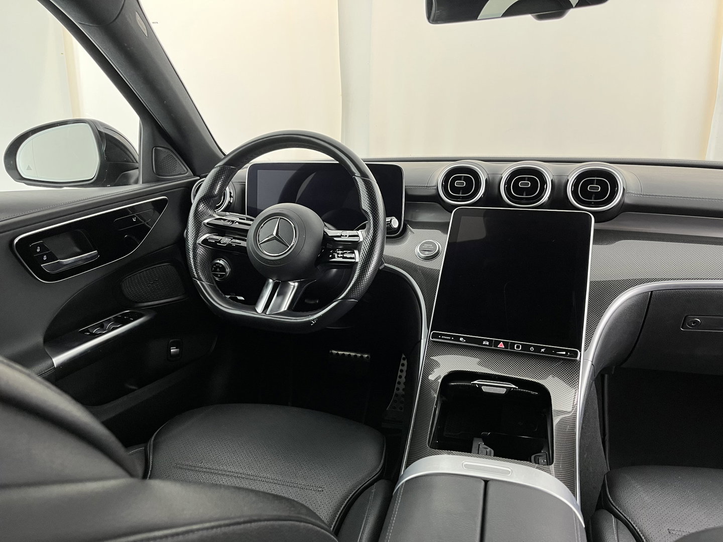 Mercedes-Benz C-Klasse 180 AMG Line (INCL.BTW) *LEATHER | FULL-LED | HEATED-SPORTSEATS | DIGI-COCKPIT | BLINDSPOT | CAMERA | DAB | AMBIENT-LIGHT | SHIFT-PADDLES | PRIVACY-GLASS | ECC | PDC | CRUISE | 19''ALU*