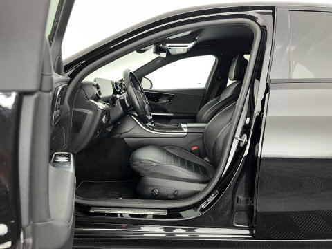 Mercedes-Benz C-Klasse 180 AMG Line (INCL.BTW) *LEATHER | FULL-LED | HEATED-SPORTSEATS | DIGI-COCKPIT | BLINDSPOT | CAMERA | DAB | AMBIENT-LIGHT | SHIFT-PADDLES | PRIVACY-GLASS | ECC | PDC | CRUISE | 19''ALU*