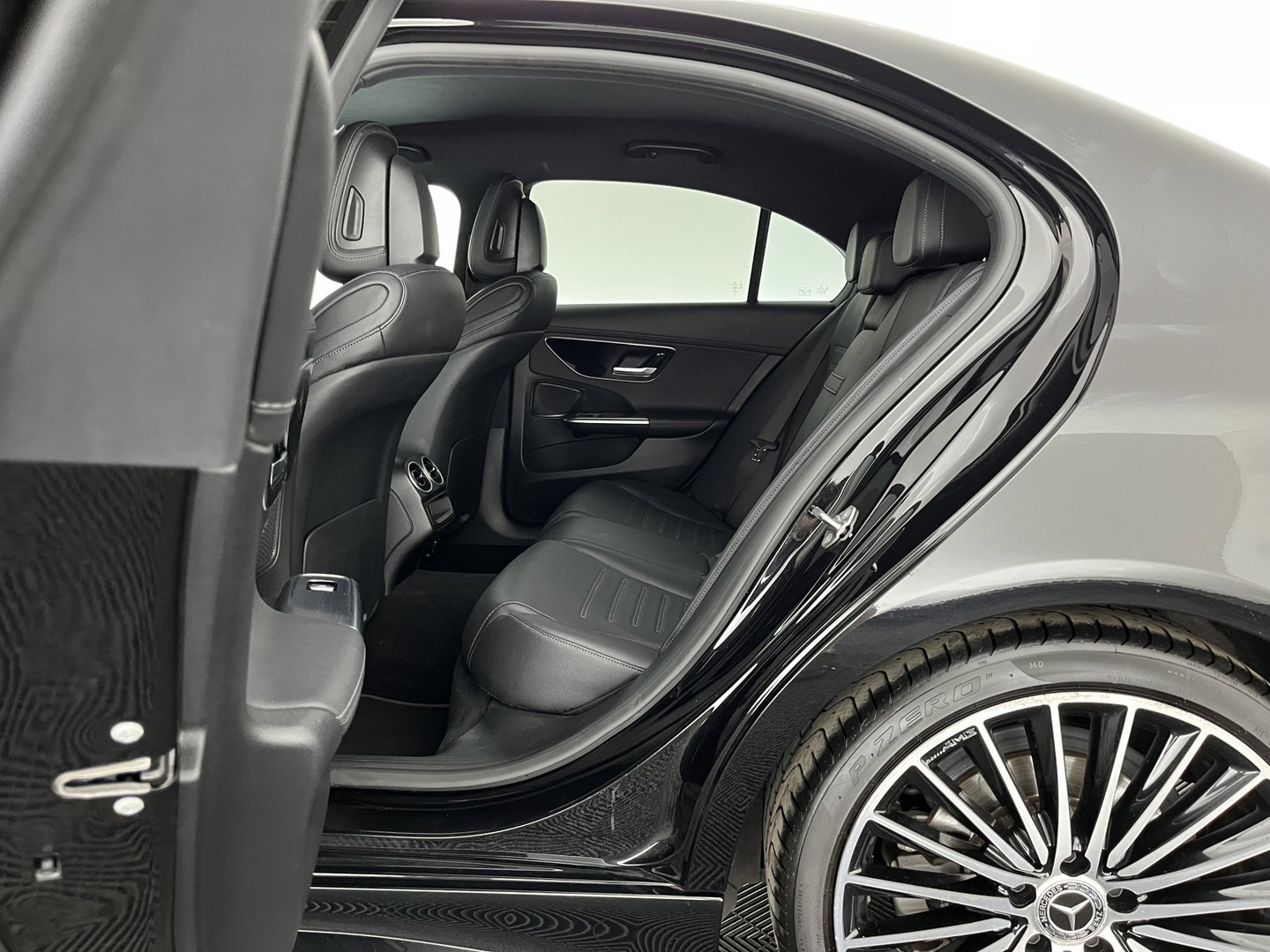 Mercedes-Benz C-Klasse 180 AMG Line (INCL.BTW) *LEATHER | FULL-LED | HEATED-SPORTSEATS | DIGI-COCKPIT | BLINDSPOT | CAMERA | DAB | AMBIENT-LIGHT | SHIFT-PADDLES | PRIVACY-GLASS | ECC | PDC | CRUISE | 19''ALU*