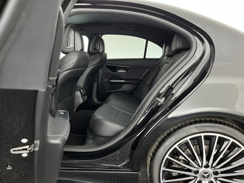 Mercedes-Benz C-Klasse 180 AMG Line (INCL.BTW) *LEATHER | FULL-LED | HEATED-SPORTSEATS | DIGI-COCKPIT | BLINDSPOT | CAMERA | DAB | AMBIENT-LIGHT | SHIFT-PADDLES | PRIVACY-GLASS | ECC | PDC | CRUISE | 19''ALU*