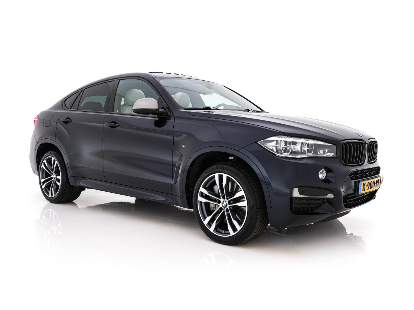BMW X6 M50d (INCL-BTW) Aut. *PANO | HEAD-UP | LEATHER | FULL-LED | HARMAN/KARDON | DIGI-COCKPIT | CAMERA | MEMORY-PACK | HEATED-COMFORTSEATS | NAVI-FULLMAP | SHIFT-PADDLES | PRIVACYGLASS | 20"ALU*