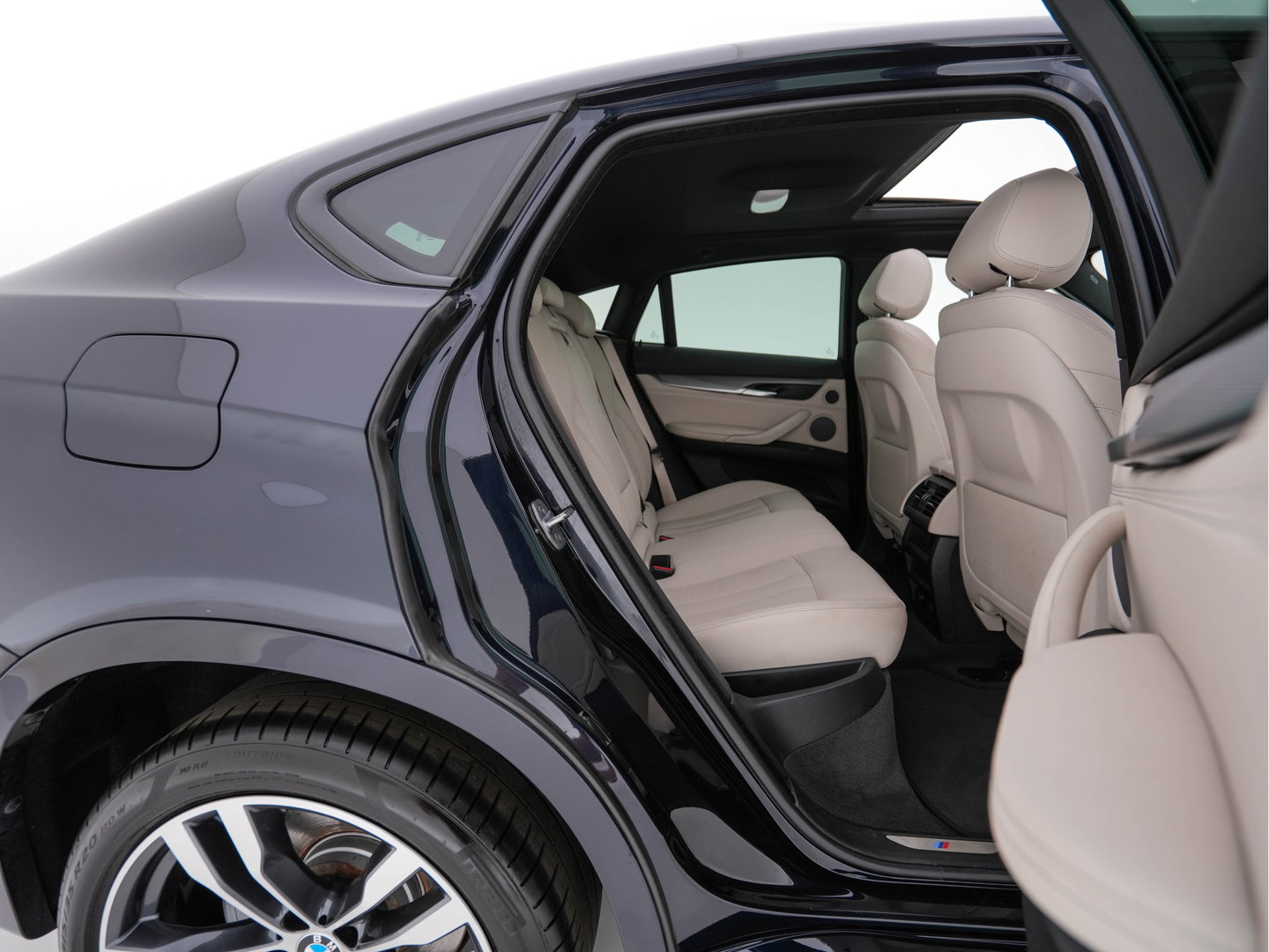 BMW X6 M50d (INCL-BTW) Aut. *PANO | HEAD-UP | LEATHER | FULL-LED | HARMAN/KARDON | DIGI-COCKPIT | CAMERA | MEMORY-PACK | HEATED-COMFORTSEATS | NAVI-FULLMAP | SHIFT-PADDLES | PRIVACYGLASS | 20"ALU*