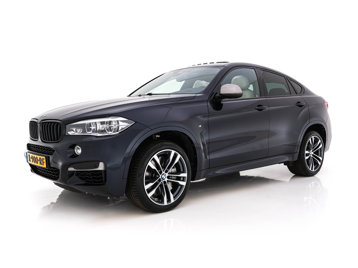 BMW X6 M50d (INCL-BTW) Aut. *PANO | HEAD-UP | LEATHER | FULL-LED | HARMAN/KARDON | DIGI-COCKPIT | CAMERA | MEMORY-PACK | HEATED-COMFORTSEATS | NAVI-FULLMAP | SHIFT-PADDLES | PRIVACYGLASS | 20"ALU*