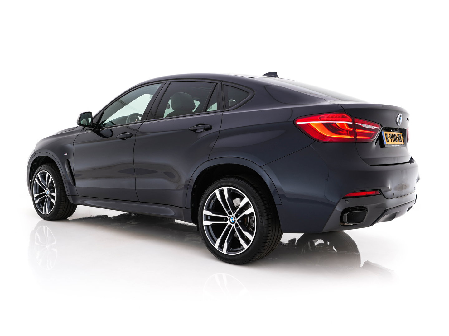 BMW X6 M50d (INCL-BTW) Aut. *PANO | HEAD-UP | LEATHER | FULL-LED | HARMAN/KARDON | DIGI-COCKPIT | CAMERA | MEMORY-PACK | HEATED-COMFORTSEATS | NAVI-FULLMAP | SHIFT-PADDLES | PRIVACYGLASS | 20"ALU*