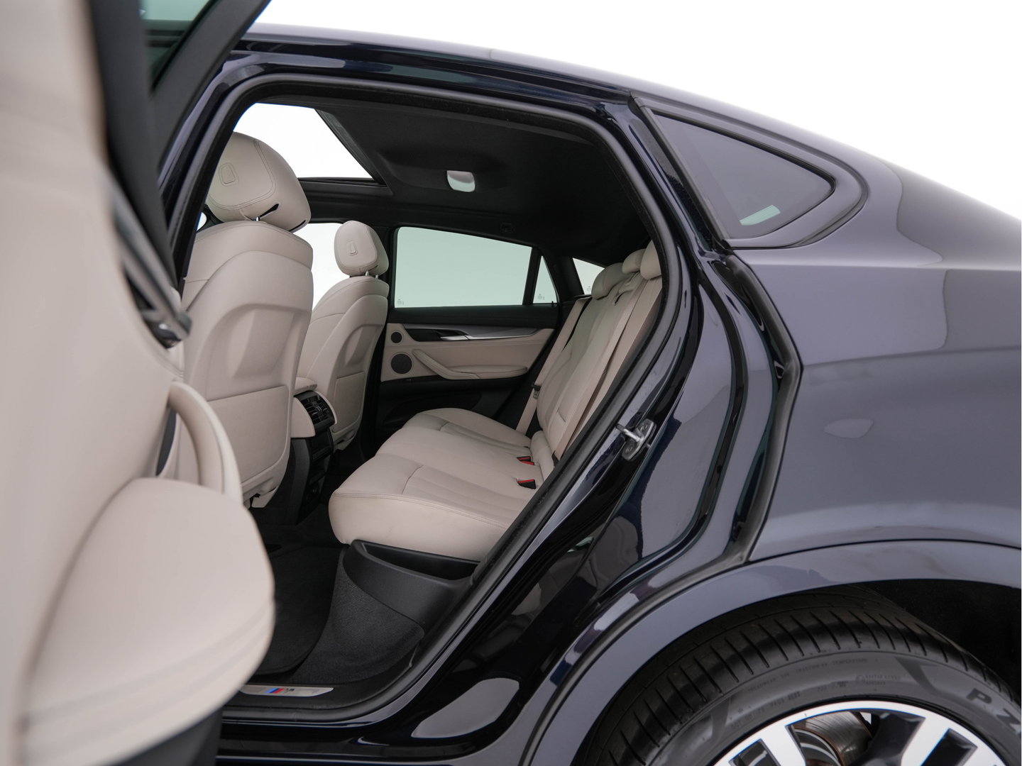 BMW X6 M50d (INCL-BTW) Aut. *PANO | HEAD-UP | LEATHER | FULL-LED | HARMAN/KARDON | DIGI-COCKPIT | CAMERA | MEMORY-PACK | HEATED-COMFORTSEATS | NAVI-FULLMAP | SHIFT-PADDLES | PRIVACYGLASS | 20"ALU*
