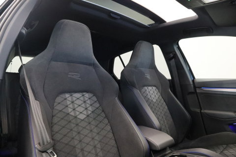 Volkswagen Golf 1.5 eTSI R-Line Edition Panoramadak IQ-Led 24 Maanden garantie* (Vraag naar de voorwaarden)