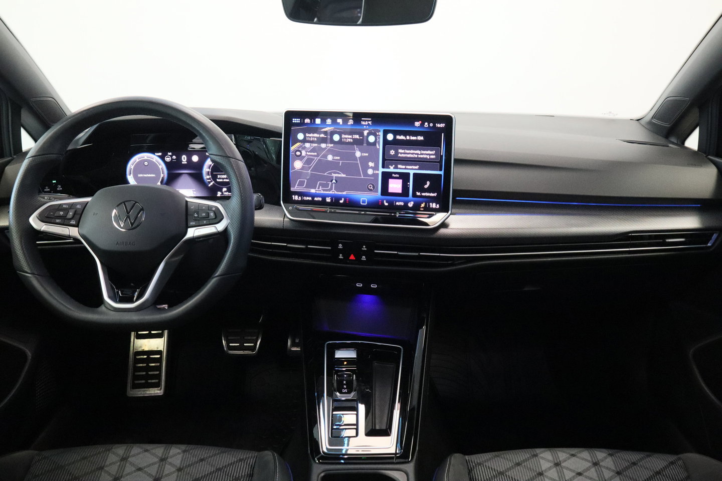 Volkswagen Golf 1.5 eTSI R-Line Edition Panoramadak IQ-Led 24 Maanden garantie* (Vraag naar de voorwaarden)