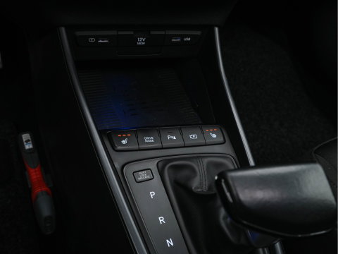 Hyundai Bayon 1.0 T-GDI Premium Sky (INCL.BTW) *PANO | ADAPTIVE-CRUISE | FULL-LED | BOSE-SOUND | BLINDSPOT | DIGI-COCKPIT | HEATED-SPORTSEATS | CAMERA | DAB | KEYLESS | PRIVACY-GLASS | 16''ALU | TOWBAR*