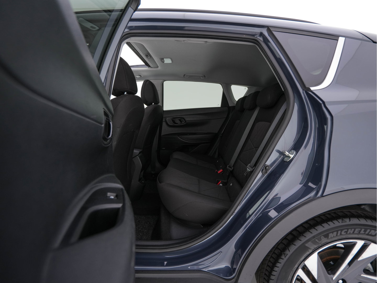 Hyundai Bayon 1.0 T-GDI Premium Sky (INCL.BTW) *PANO | ADAPTIVE-CRUISE | FULL-LED | BOSE-SOUND | BLINDSPOT | DIGI-COCKPIT | HEATED-SPORTSEATS | CAMERA | DAB | KEYLESS | PRIVACY-GLASS | 16''ALU | TOWBAR*