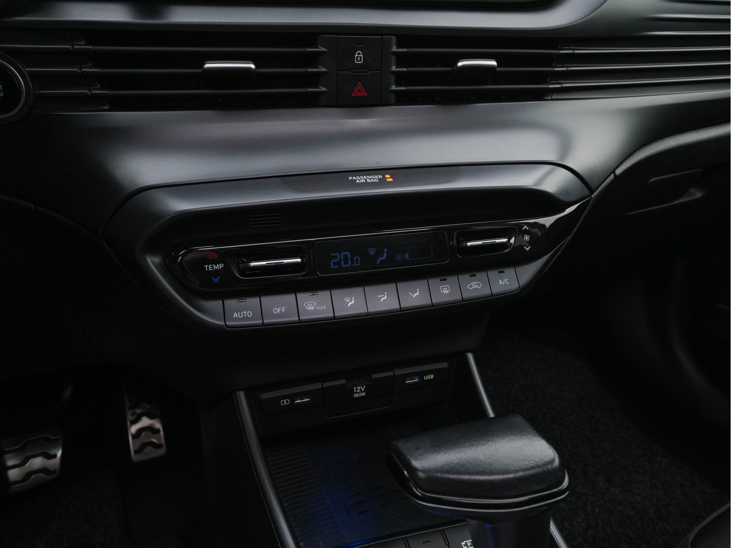 Hyundai Bayon 1.0 T-GDI Premium Sky (INCL.BTW) *PANO | ADAPTIVE-CRUISE | FULL-LED | BOSE-SOUND | BLINDSPOT | DIGI-COCKPIT | HEATED-SPORTSEATS | CAMERA | DAB | KEYLESS | PRIVACY-GLASS | 16''ALU | TOWBAR*