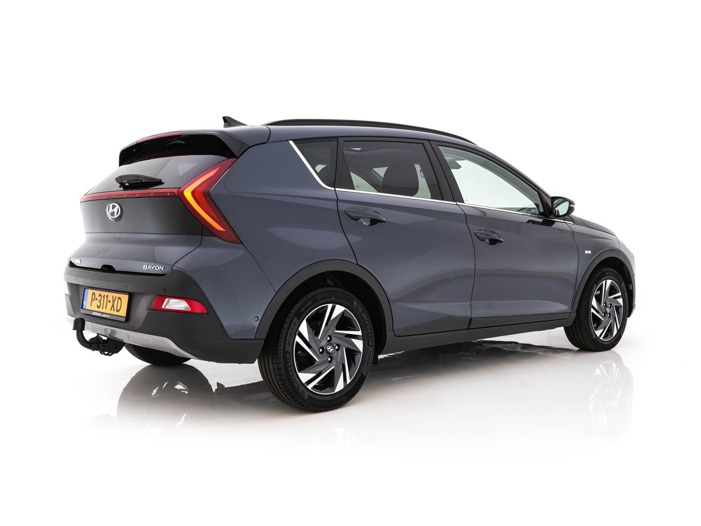 Hyundai Bayon 1.0 T-GDI Premium Sky (INCL.BTW) *PANO | ADAPTIVE-CRUISE | FULL-LED | BOSE-SOUND | BLINDSPOT | DIGI-COCKPIT | HEATED-SPORTSEATS | CAMERA | DAB | KEYLESS | PRIVACY-GLASS | 16''ALU | TOWBAR*