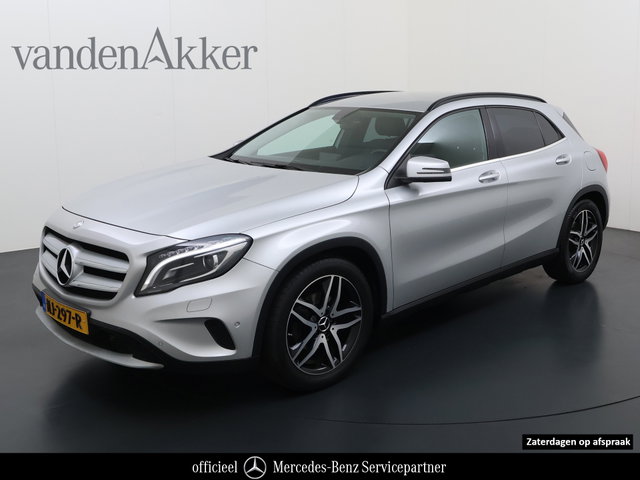 Mercedes-Benz GLA - 200 // Camera // Navi // Bi-Xenon // 18" Velgen // Dakrails // Parkeersensoren // Privacy Glass // Stoelverwarming