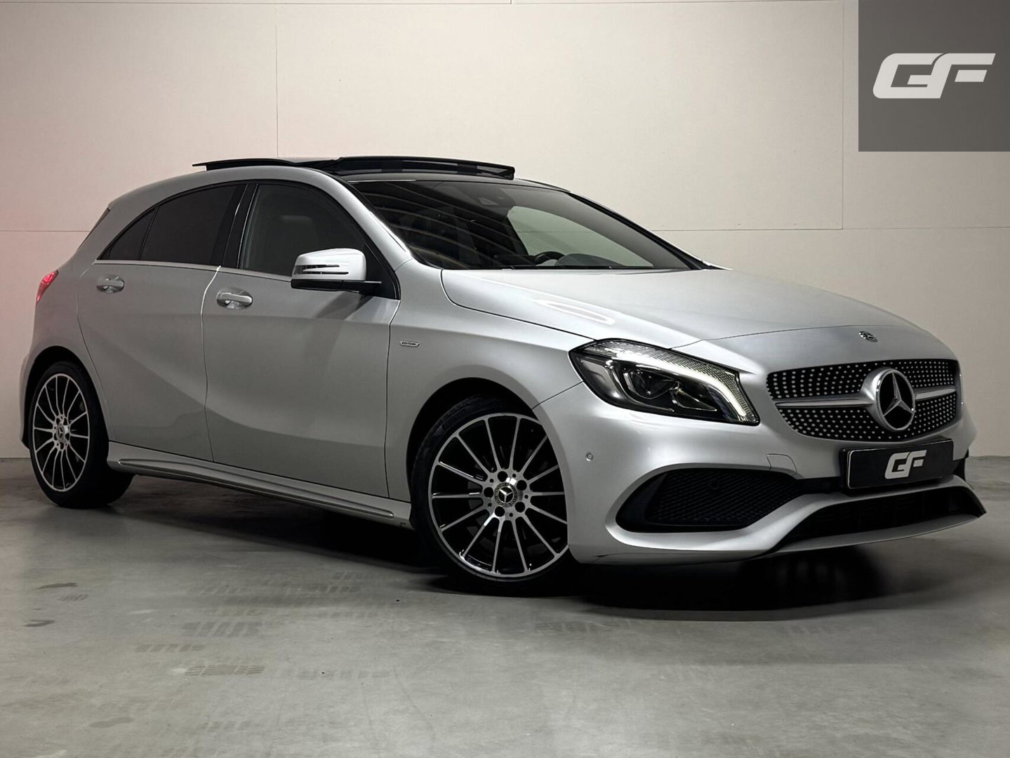 Mercedes-Benz A-Klasse 200 AMG WhiteArt Edition Pano Cruise NAP