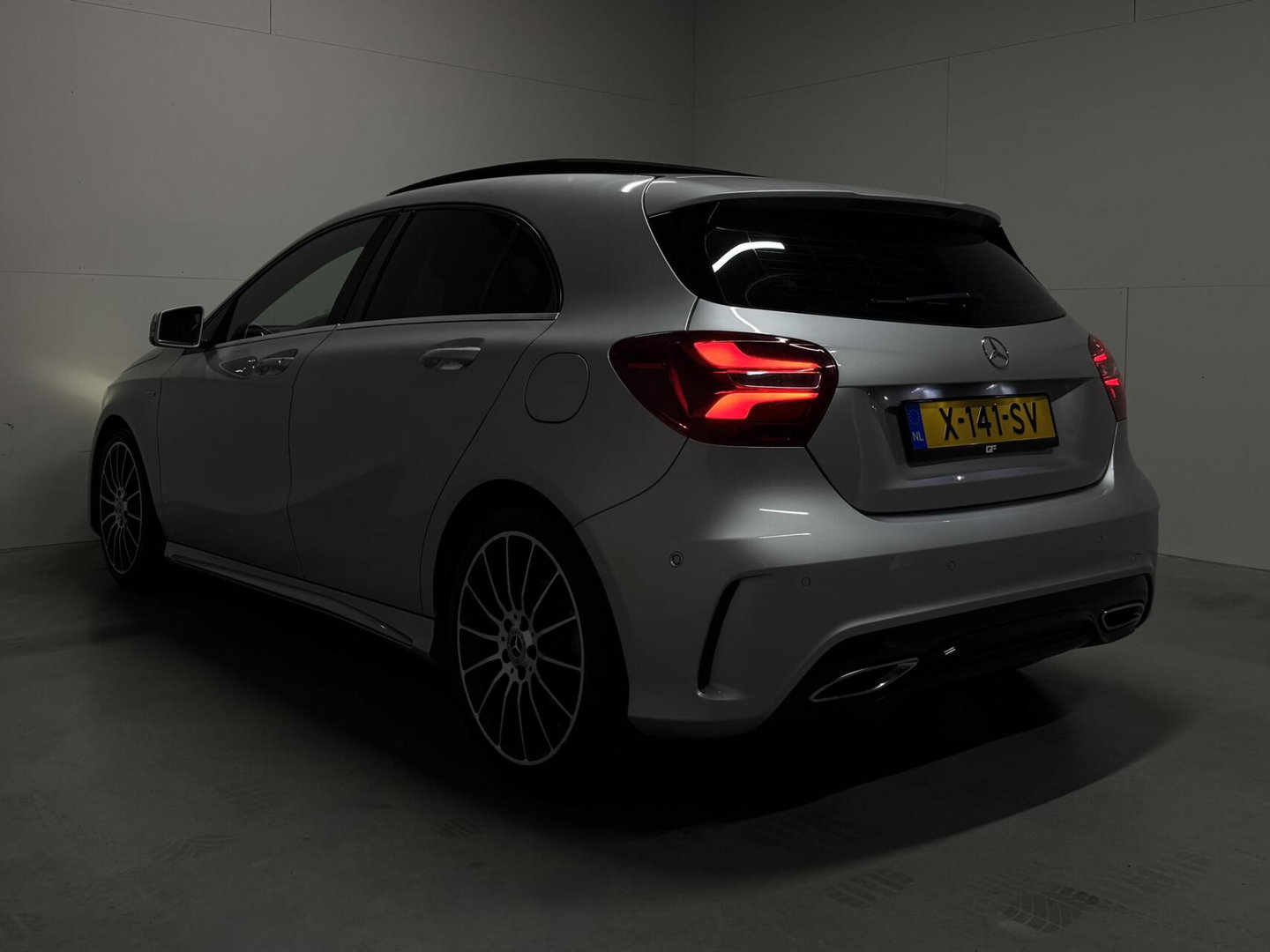 Mercedes-Benz A-Klasse 200 AMG WhiteArt Edition Pano Cruise NAP