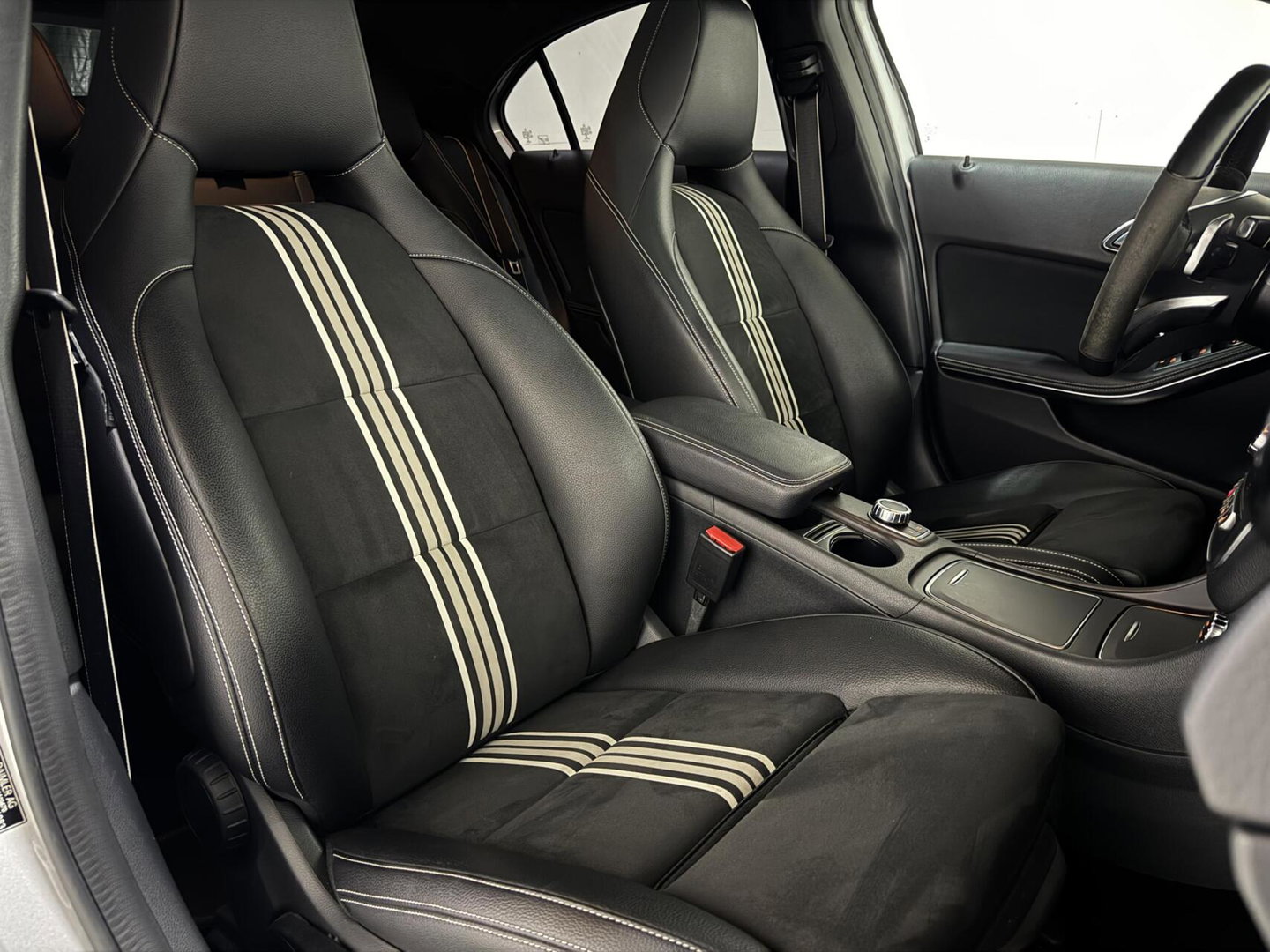Mercedes-Benz A-Klasse 200 AMG WhiteArt Edition Pano Cruise NAP