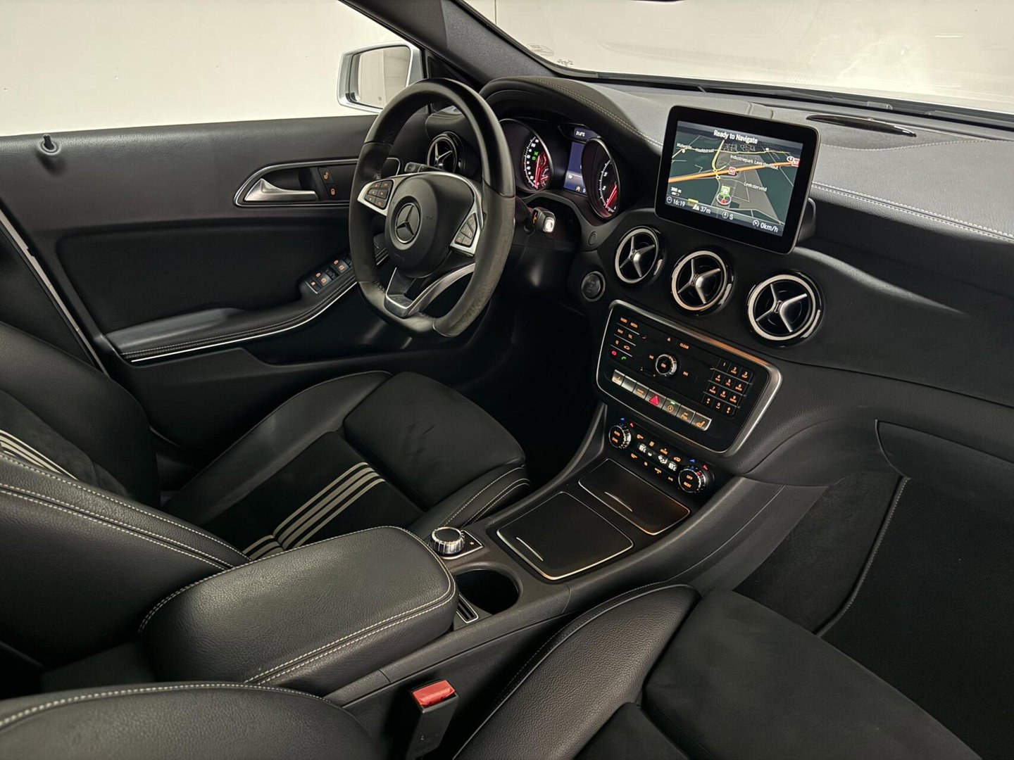Mercedes-Benz A-Klasse 200 AMG WhiteArt Edition Pano Cruise NAP