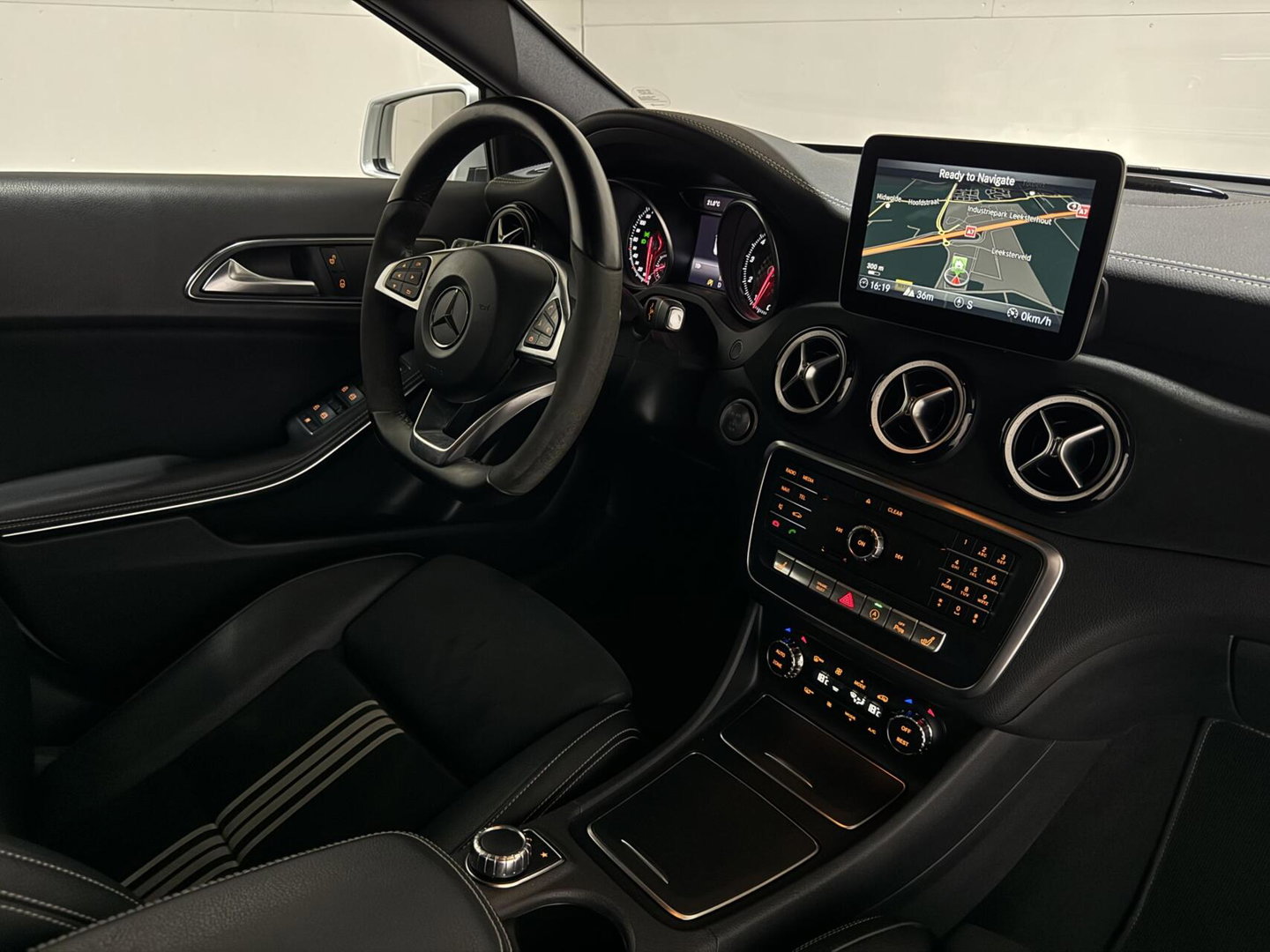 Mercedes-Benz A-Klasse 200 AMG WhiteArt Edition Pano Cruise NAP