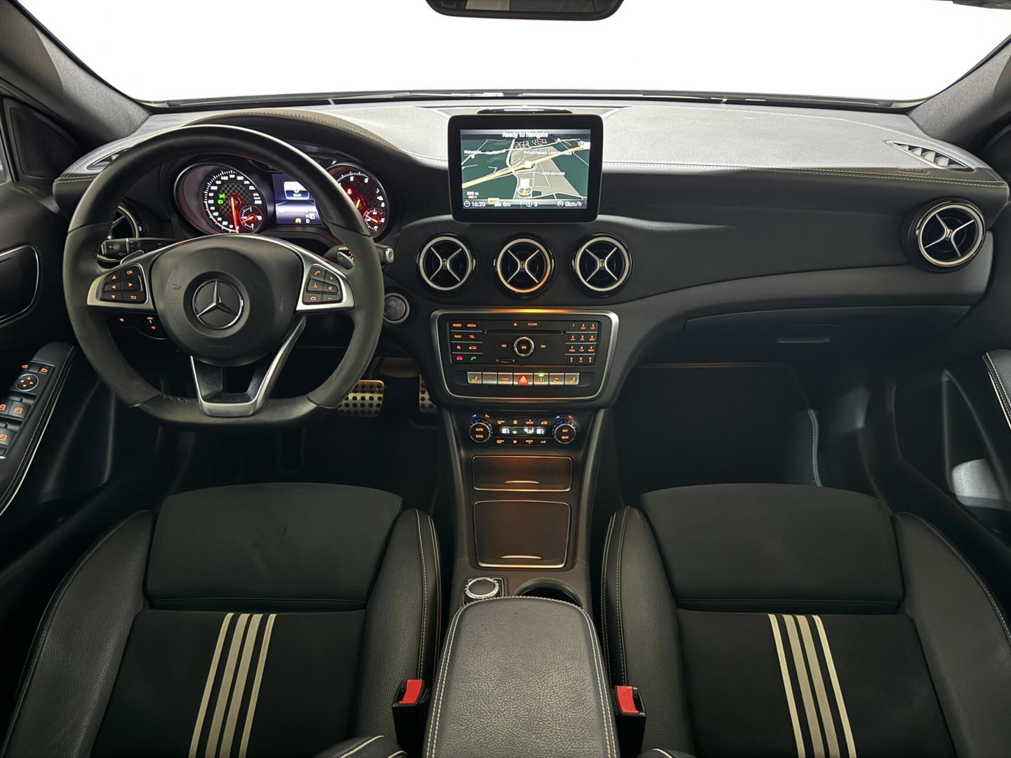 Mercedes-Benz A-Klasse 200 AMG WhiteArt Edition Pano Cruise NAP
