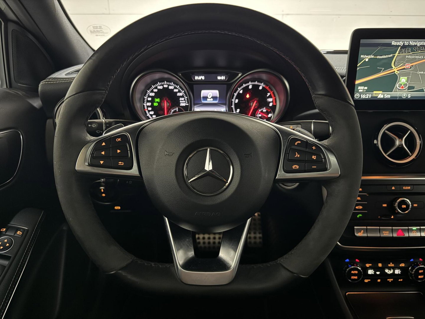 Mercedes-Benz A-Klasse 200 AMG WhiteArt Edition Pano Cruise NAP