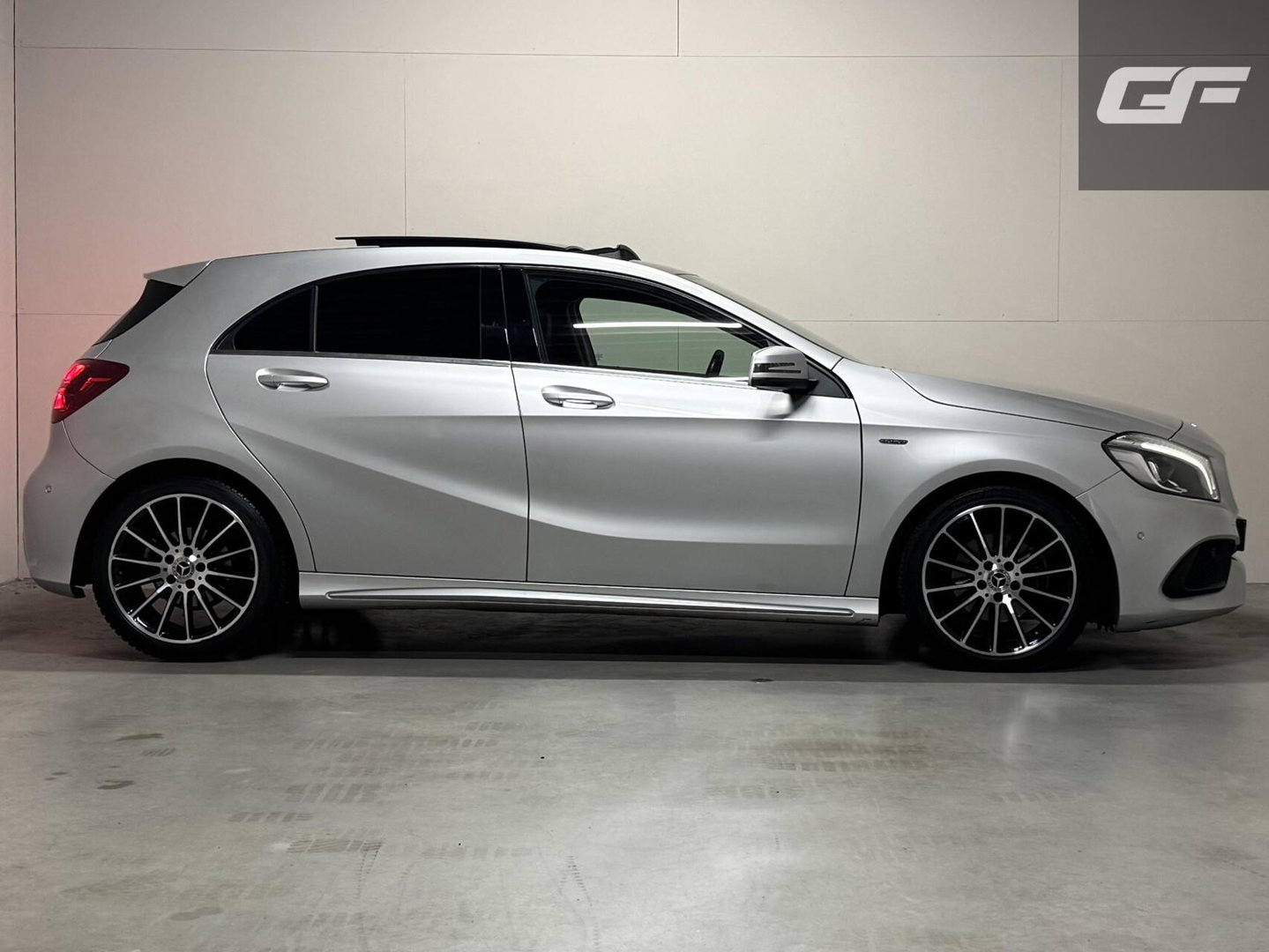 Mercedes-Benz A-Klasse 200 AMG WhiteArt Edition Pano Cruise NAP