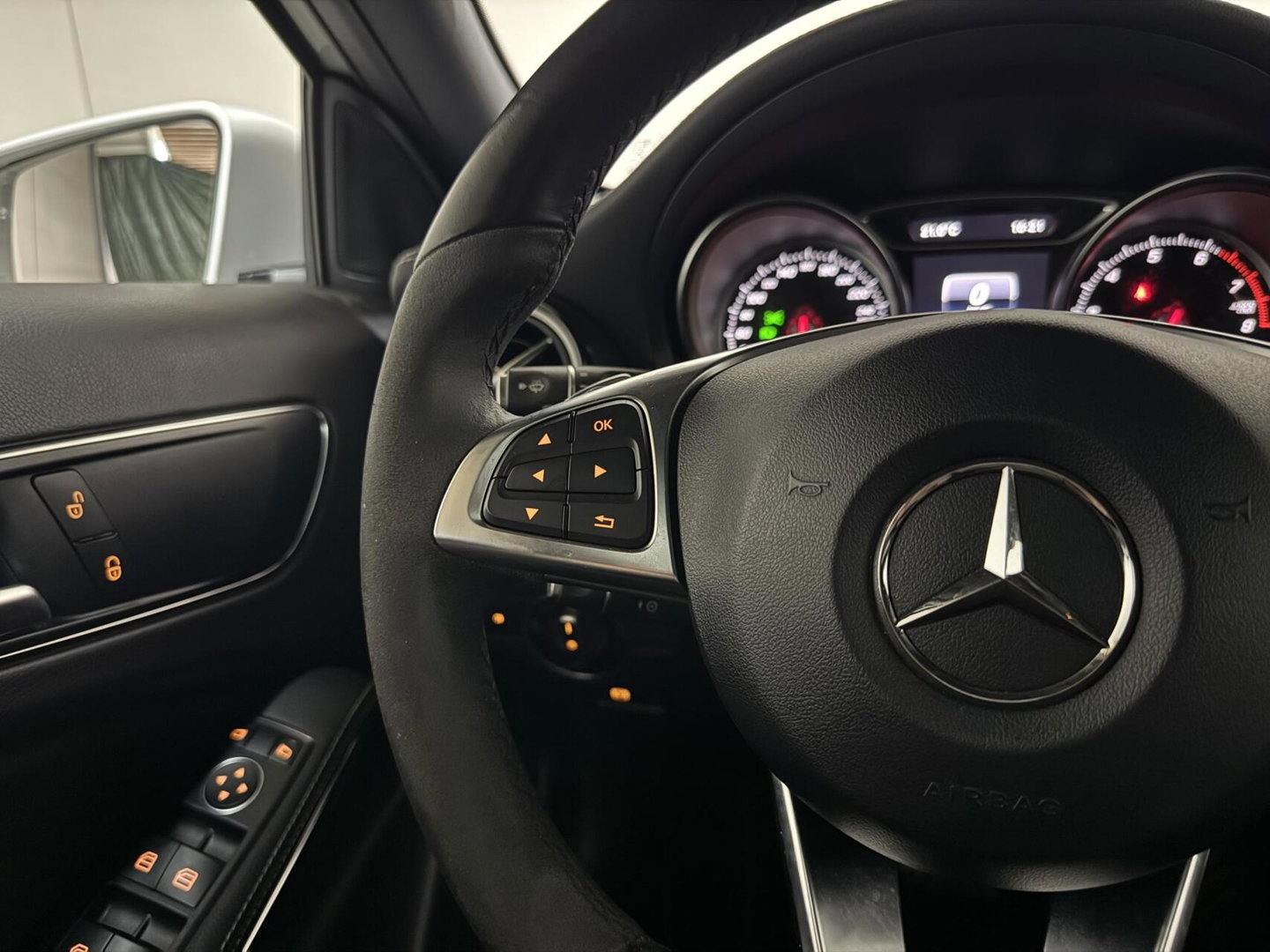 Mercedes-Benz A-Klasse 200 AMG WhiteArt Edition Pano Cruise NAP