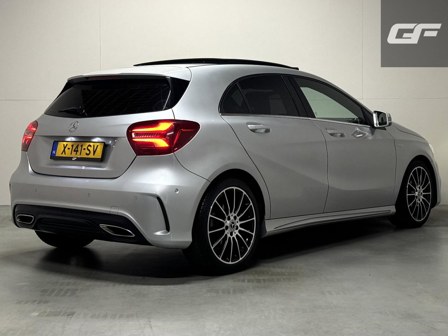 Mercedes-Benz A-Klasse 200 AMG WhiteArt Edition Pano Cruise NAP