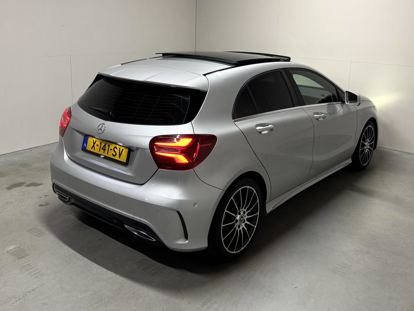 Mercedes-Benz A-Klasse 200 AMG WhiteArt Edition Pano Cruise NAP