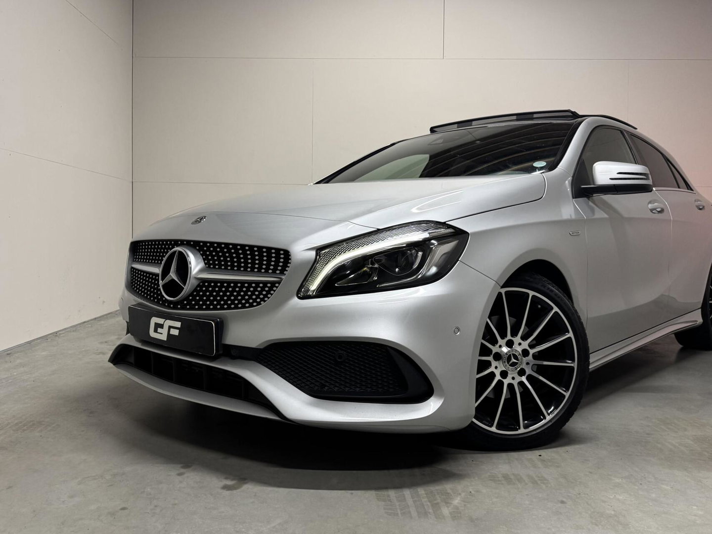Mercedes-Benz A-Klasse 200 AMG WhiteArt Edition Pano Cruise NAP