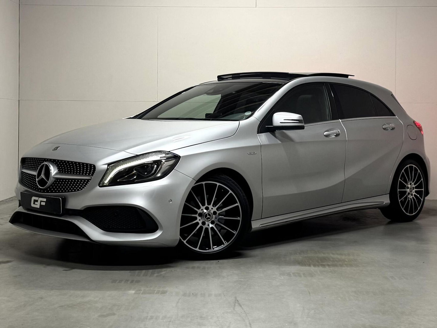 Mercedes-Benz A-Klasse 200 AMG WhiteArt Edition Pano Cruise NAP